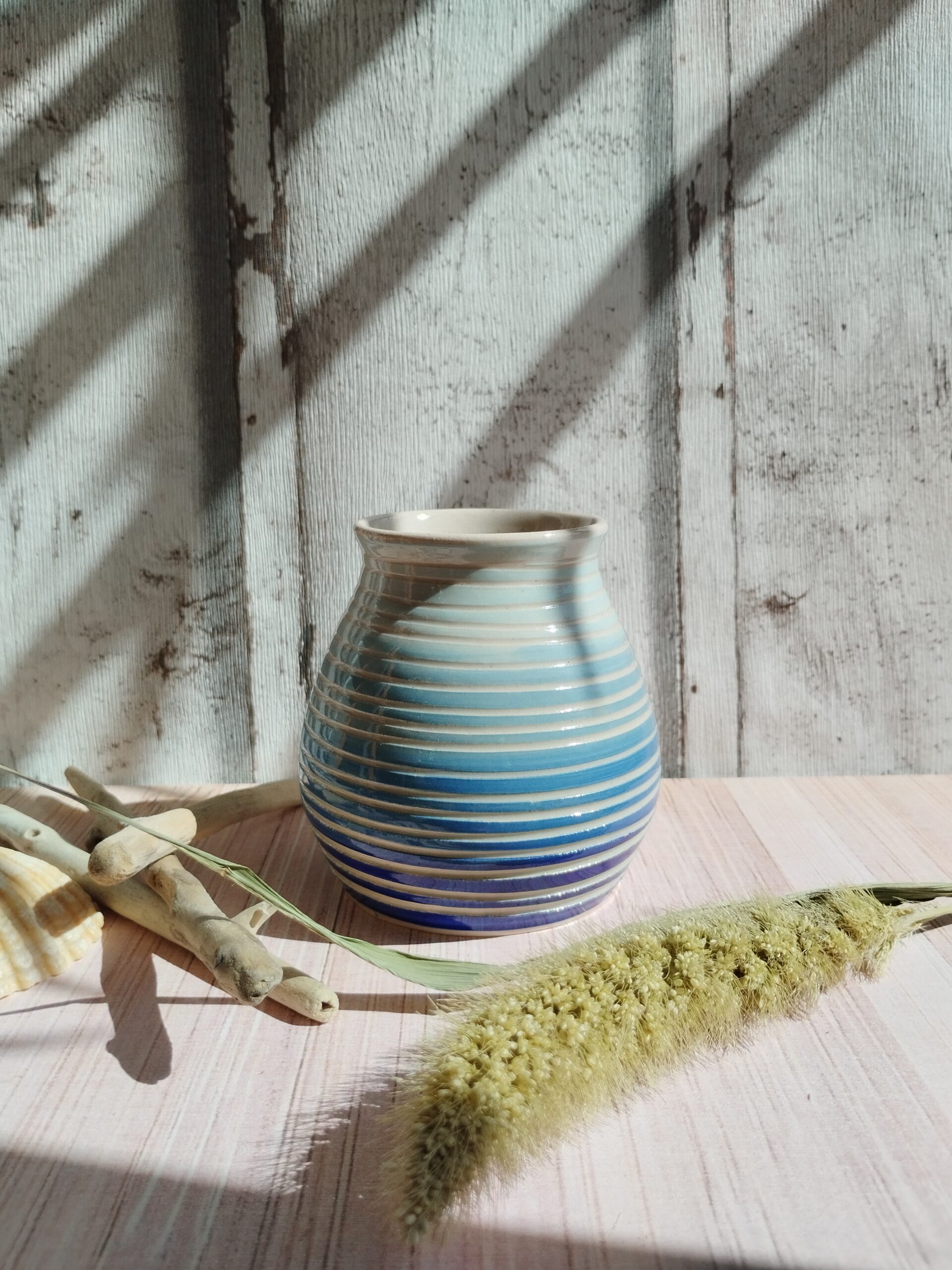 vase sillon marine et ciel. Poterie artisanal. Motif de lignes horizontales gravées