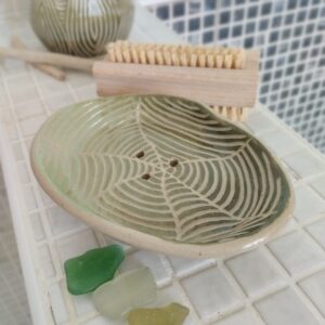 porte savon "sillon" vert toile. Céramique artisanale. Poterie en dégradé de vert. Motif de lignes gravées en toile d'araignée