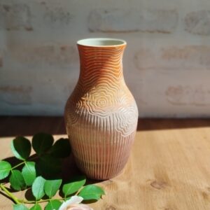 Grand vase "sillon" cassis et orange. Poterie artisanale, en dégradé de cassis à orange. Motif de lignes gravées évoquant les fleurs et les tiges