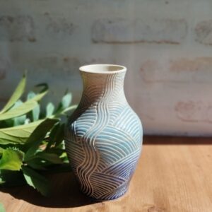 Grand vase sillon marine et ciel. Céramique artisanale. Dégradé de bleus. Motif de lignes gravées évoquant les mouvements de l'eau