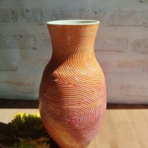 Très grand vase "sillon" rouge et orange. Céramique artisanale. Poterie en dégradé de rouge et orange. Motif de lignes gravées de cercles concentriques
