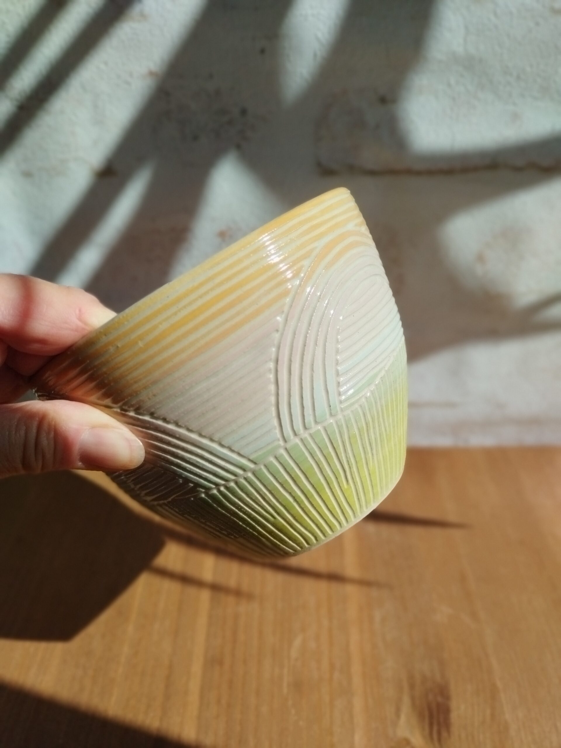 Grand bol "sillon" arc-en-ciel. Céramique artisanale. poterie en dégradé de couleurs. motif de lignes gravées rappelant un arc-en-ciel