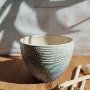 Grand bol "sillon" marine et ciel. Céramique artisanale. Poterie en dégradé de bleu. Motif de lignes gravées évoquant les mouvements de l'eau