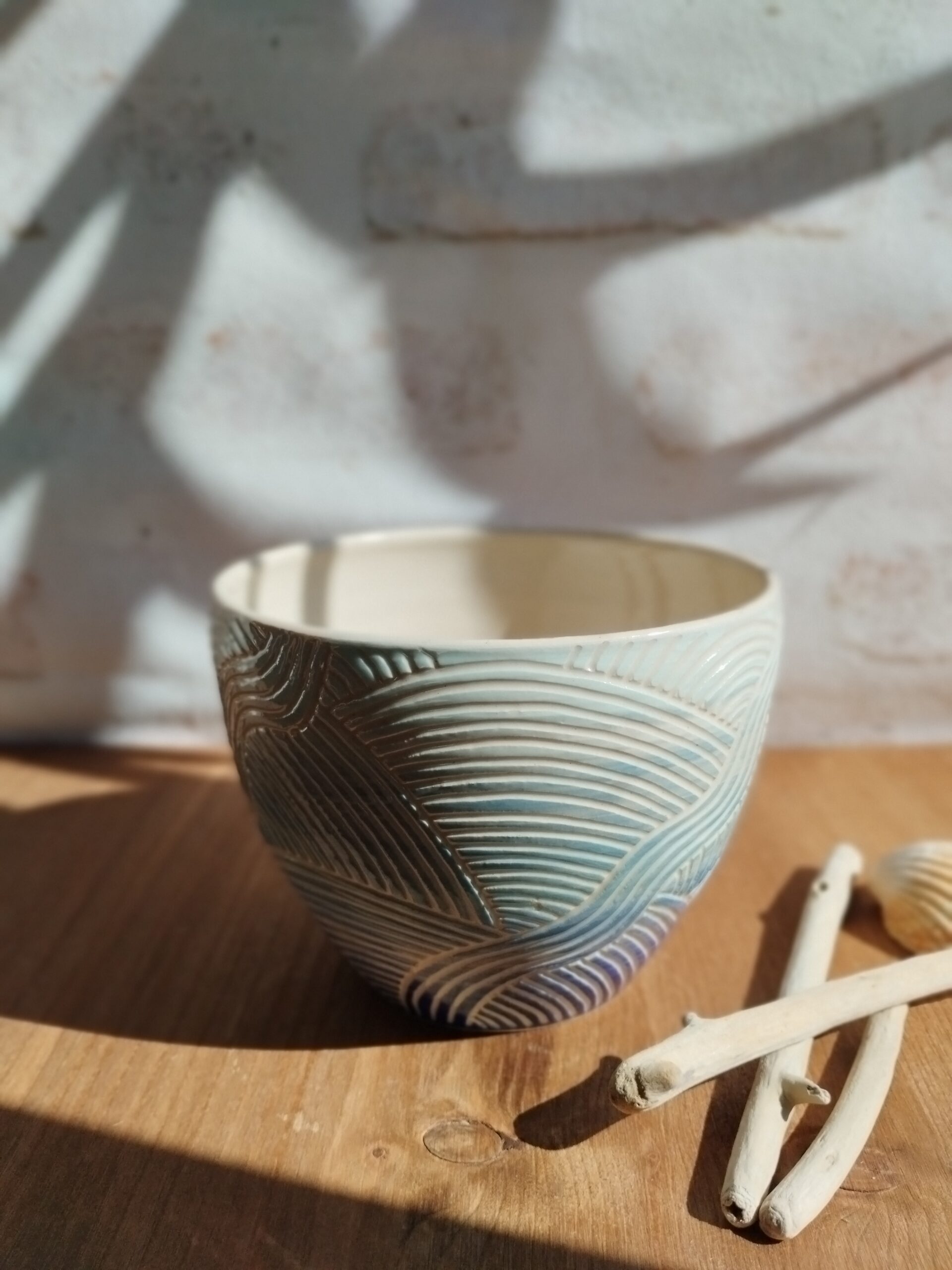 Grand bol "sillon" marine et ciel. Céramique artisanale. Poterie en dégradé de bleu. Motif de lignes gravées évoquant les mouvements de l'eau