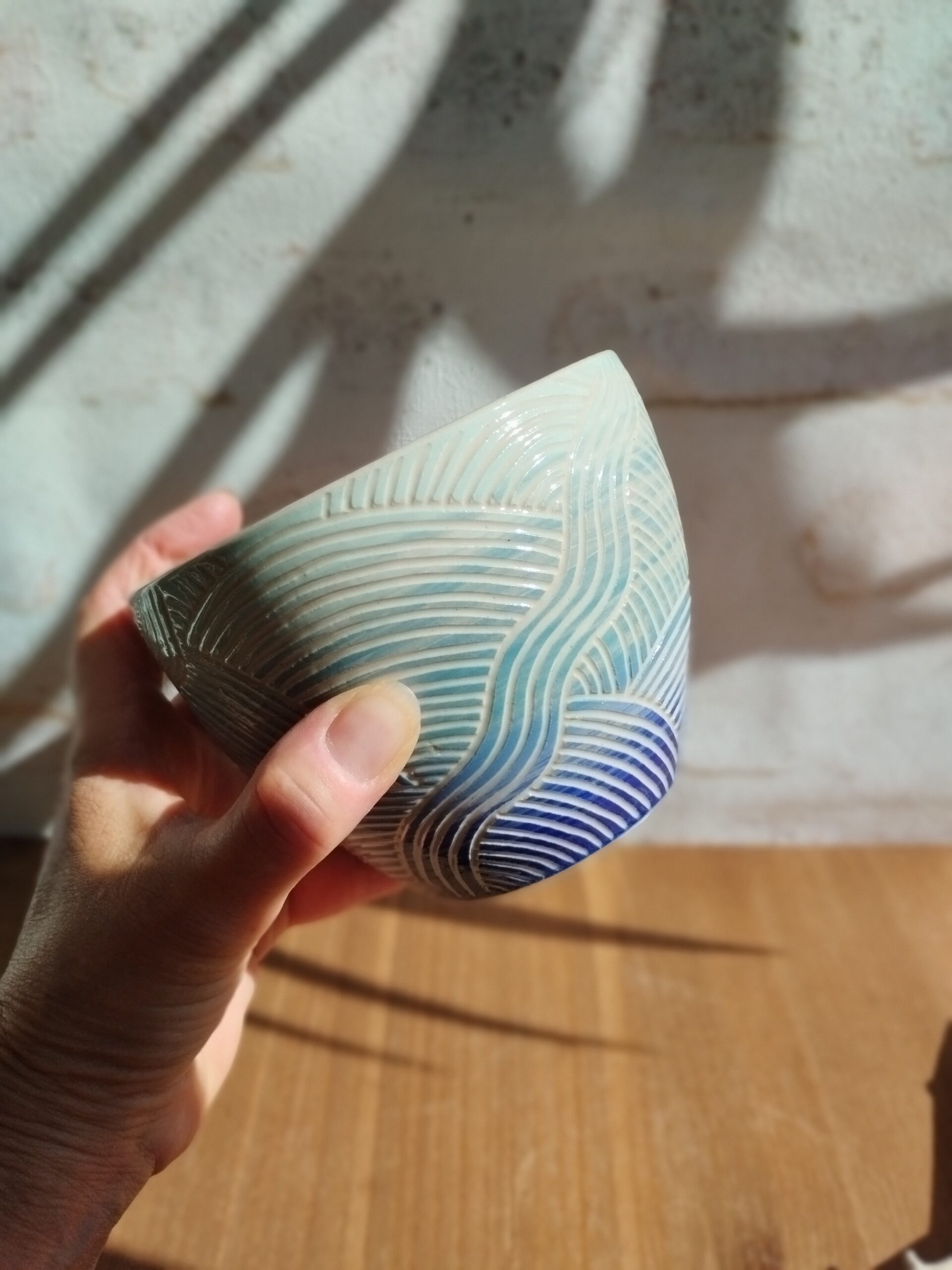 Grand bol "sillon" marine et ciel. Céramique artisanale. Poterie en dégradé de bleu. Motif de lignes gravées évoquant les mouvements de l'eau