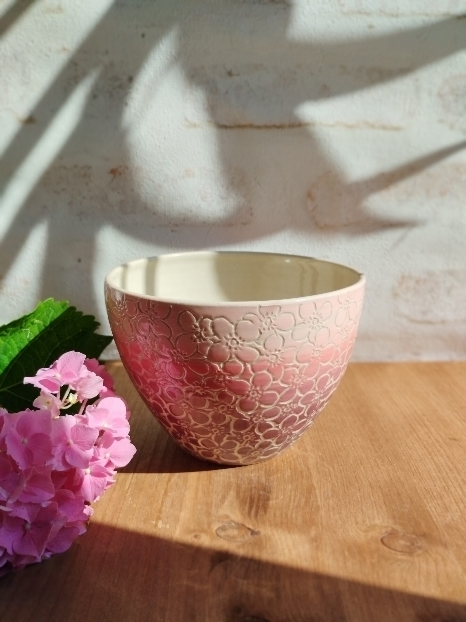 Grand bol "sillon" hortensia. Céramique artisanale. Poterie en dégradé de cassis à rose. Motif hortensia gravé