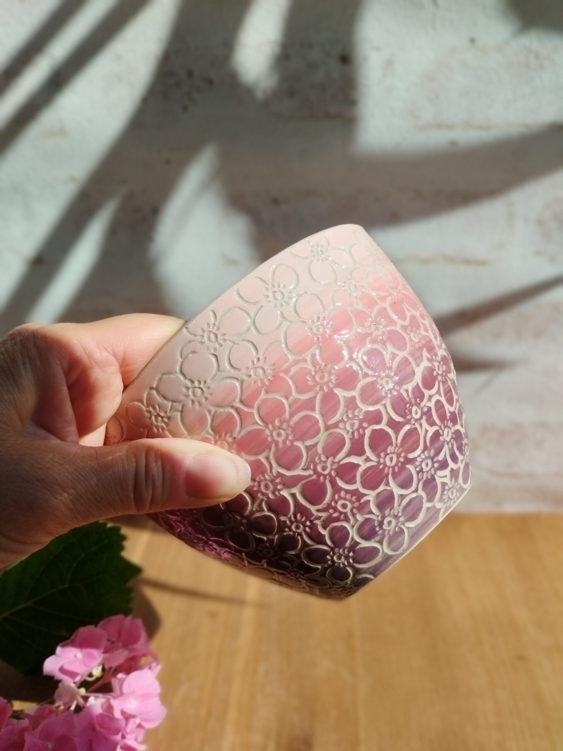Grand bol "sillon" hortensia. Céramique artisanale. Poterie en dégradé de cassis à rose. Motif hortensia gravé