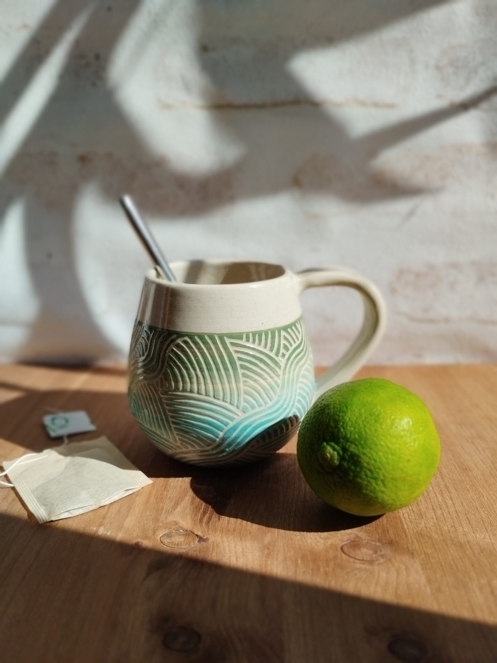 mug "sillon" ciel et vert. Céramique artisanale. Poterie en dégradé de bleu et vert. Motif de lignes gravées évoquant les mouvements de l'eau