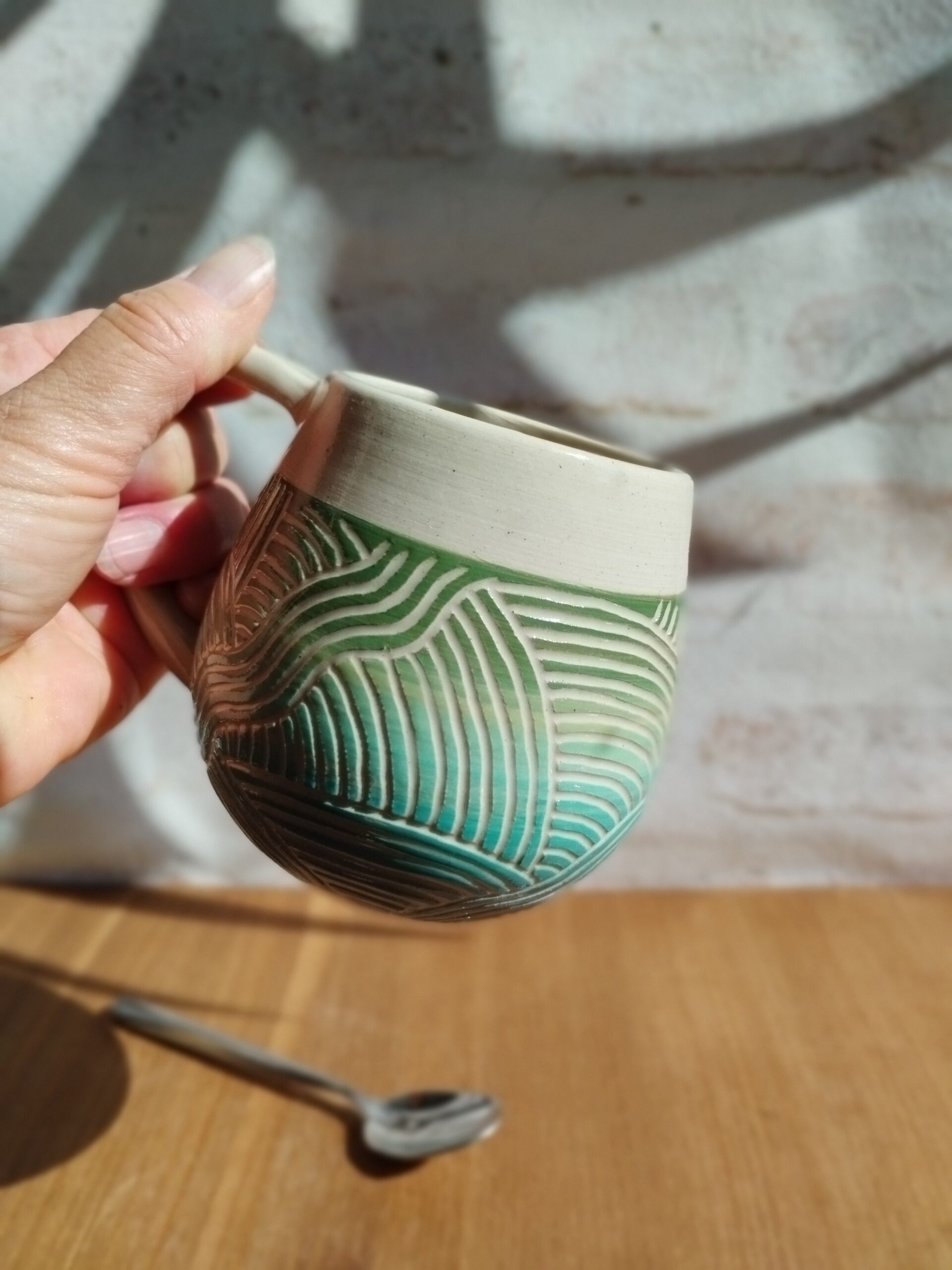 mug "sillon" ciel et vert. Céramique artisanale. Poterie en dégradé de bleu et vert. Motif de lignes gravées évoquant les mouvements de l'eau