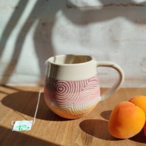Mug "sillon" orange et cassis. Céramique artisanale. Poterie en dégradé de cassis à orange. Motif de lignes gravées de cercles concentriques