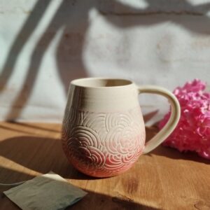 Mug "sillon" rouge pivoine. Céramique artisanale. Poterie en dégradé de rouge et rose. motif de lignes gravées évoquant la pivoine