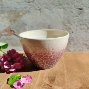 Bol hortensia cassis. Céramique artisanale beige. Décor en dégradé de cassis à rose. Motif d'hortensia gravé