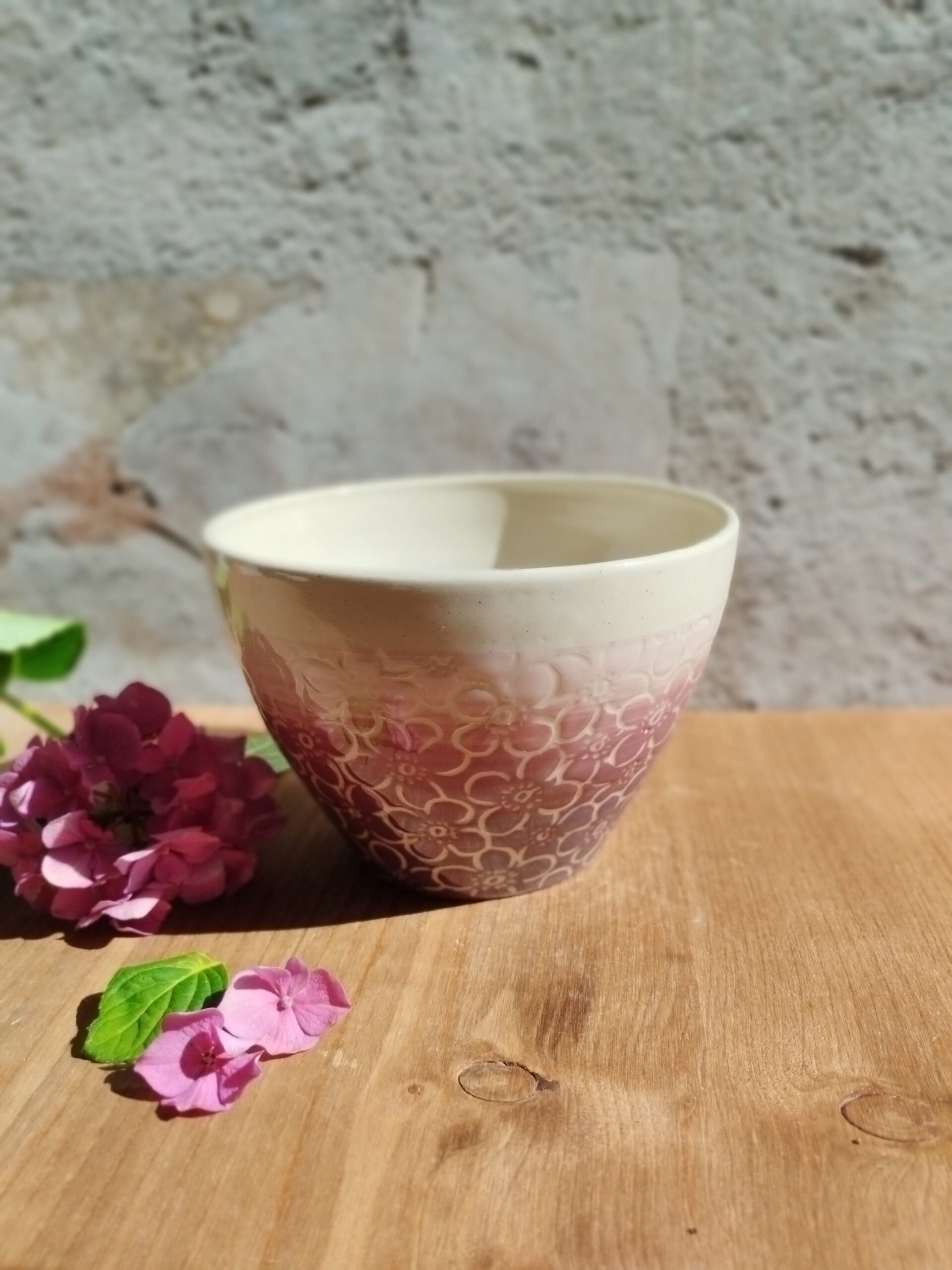 Bol hortensia cassis. Céramique artisanale beige. Décor en dégradé de cassis à rose. Motif d'hortensia gravé