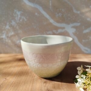 Grand bol "sillon" hortensia rose pastel et vert. Céramique artisanale écrue. Décor rose pastel et vert gravé d'un motif d'hortensia