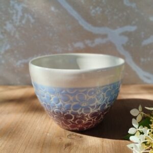 Grand bol "sillon" hortensia violet et bleu. Céramique artisanale écrue. Décor violet et bleu gravé de motifs hortensia