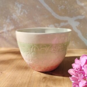 grand bol "sillon" hortensia rose et vert. Céramique artisanale. Bol écru avec un décor rose et vert, gravé d'un motif d'hortensia