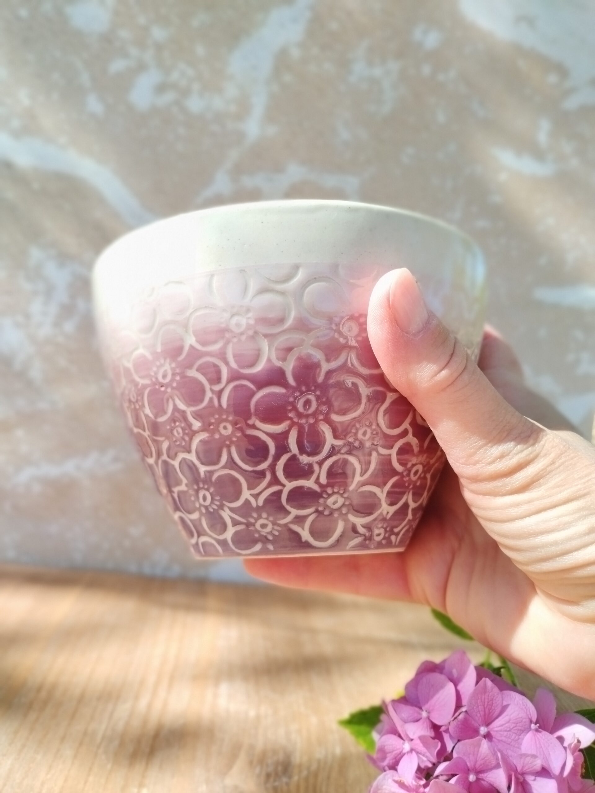 Bol hortensia cassis. Céramique artisanale beige. Décor en dégradé de cassis à rose. Motif d'hortensia gravé