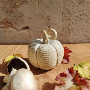 citrouille en céramique artisanale blanche. motif de lignes horizontales gravées