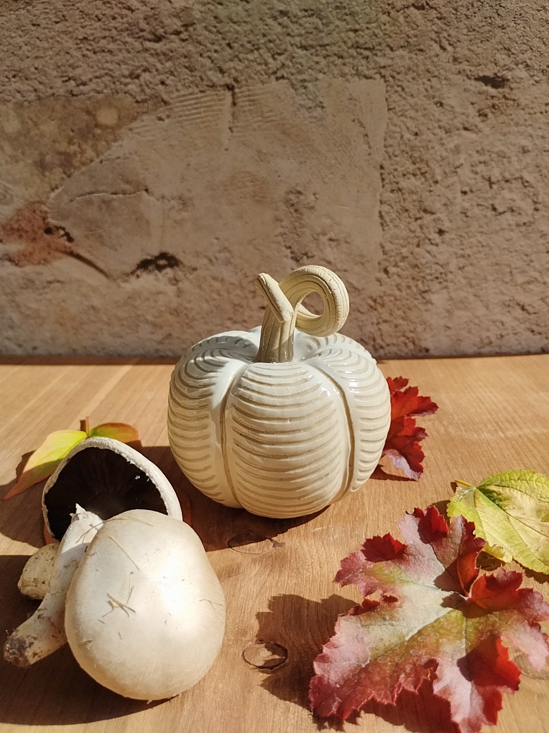 citrouille en céramique artisanale blanche. motif de lignes horizontales gravées