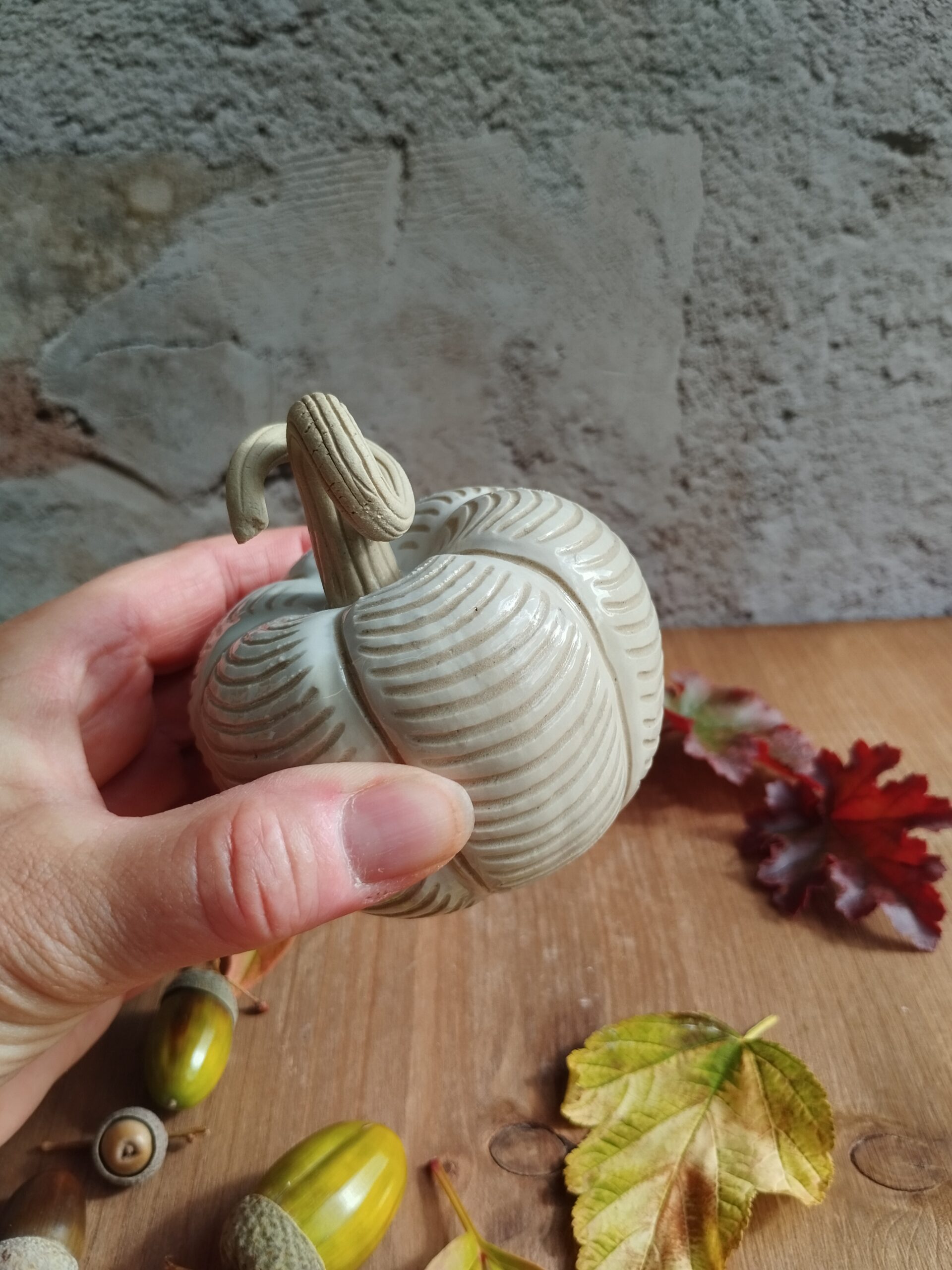 citrouille en céramique artisanale blanche. motif de lignes horizontales gravées