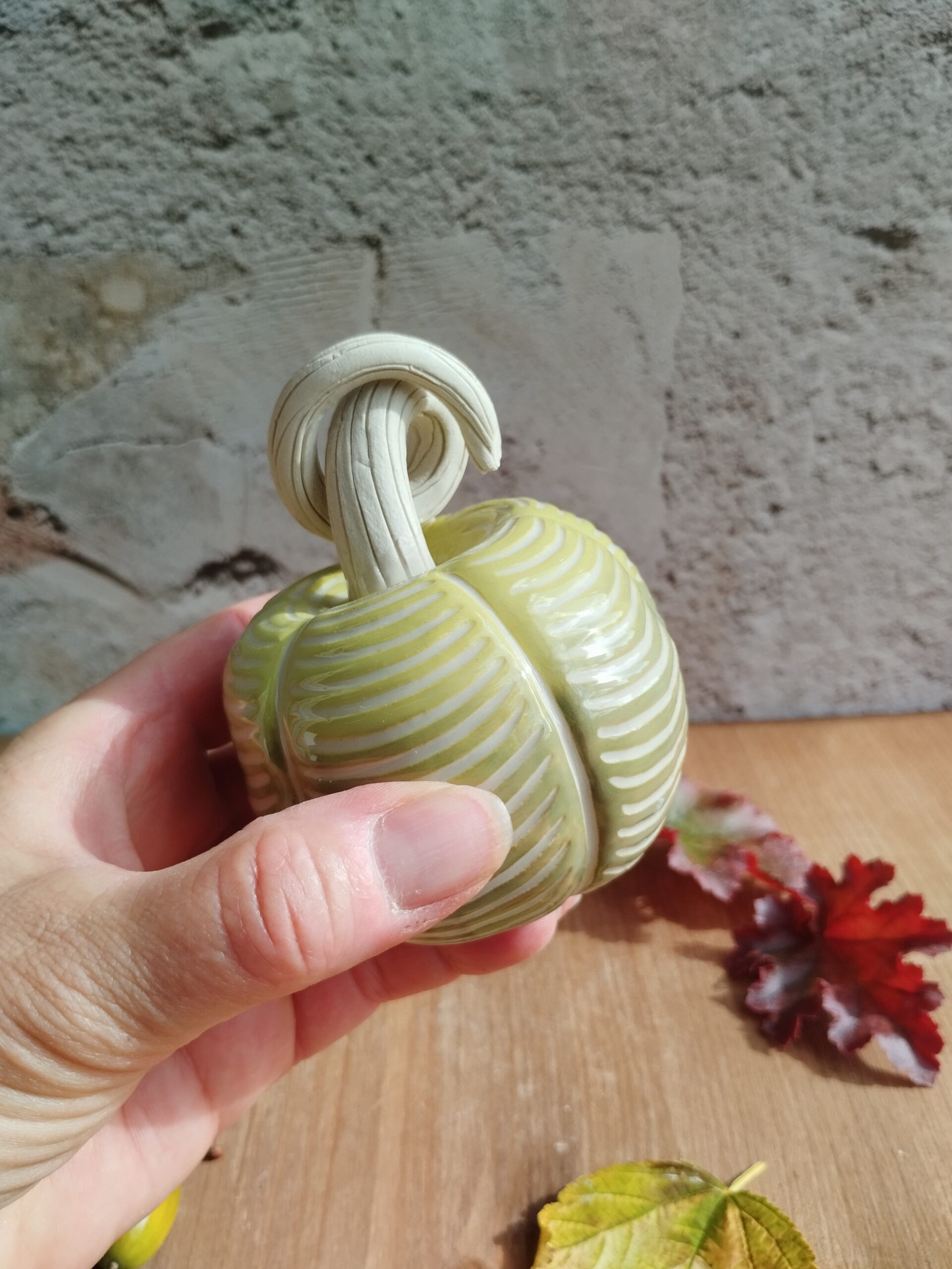 Citrouille en céramique artisanale pistache. Motif de lignes horizontales gravées