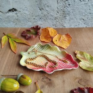 Coupelle à bijoux en céramique artisanale, en forme de feuille de chêne. Couleurs en dégradé rouge, jaune, vert. Motif de nervures gravées