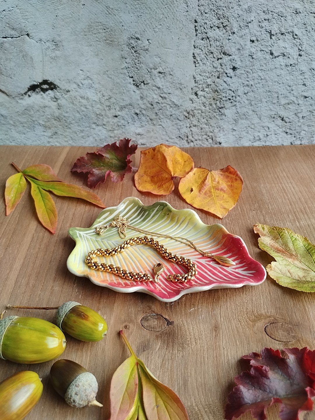 Coupelle à bijoux en céramique artisanale, en forme de feuille de chêne. Couleurs en dégradé rouge, jaune, vert. Motif de nervures gravées