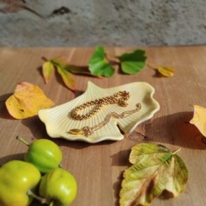 Coupelle à bijoux en céramique artisanale. Forme de feuille de ginkgo. Fond en dégradé de couleur jaune doré et vert clair