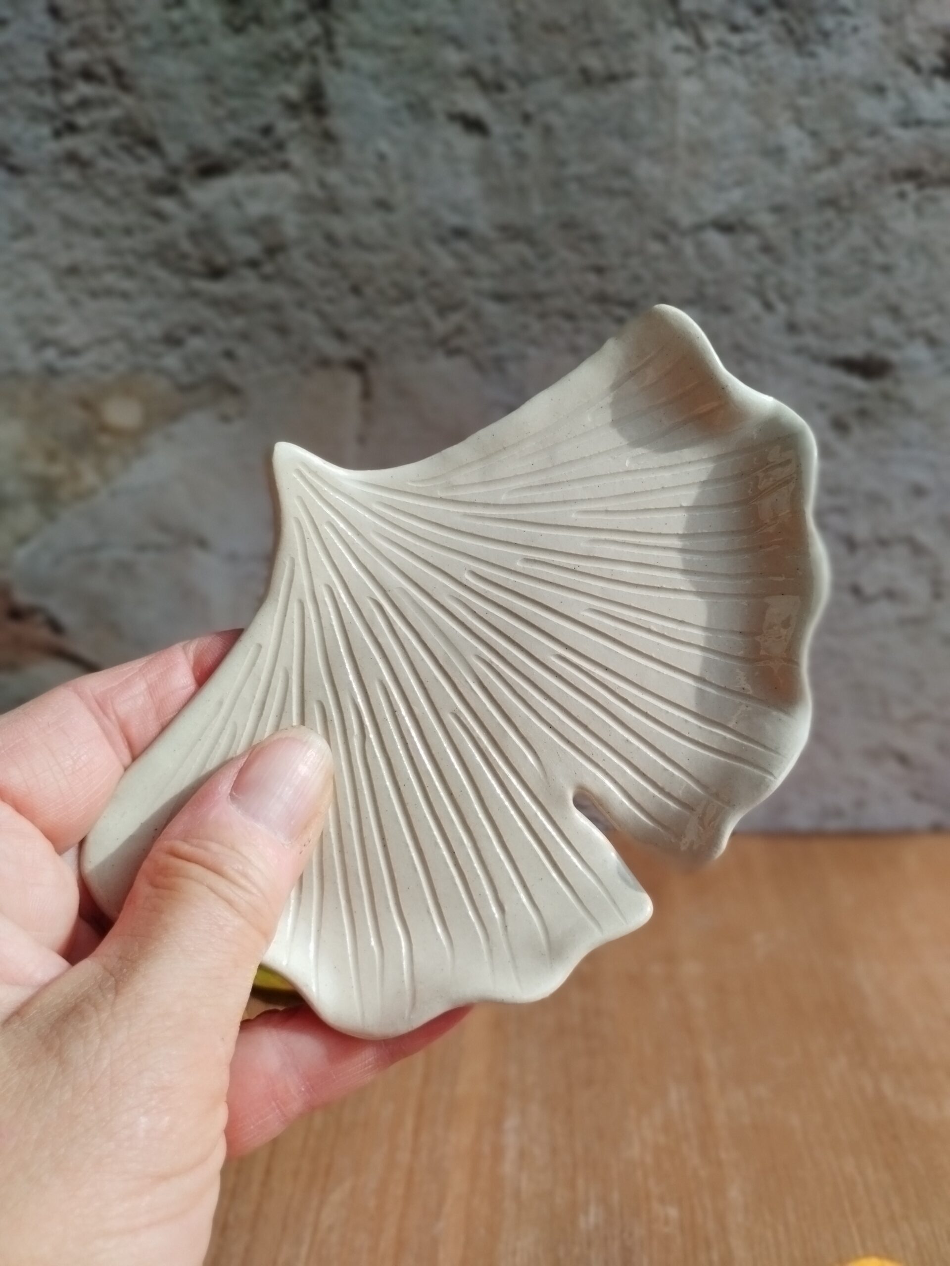 Coupelle à bijoux "ginkgo écru". Céramique artisanale en forme de feuille de ginkgo, écrue. Motif de nervures gravées