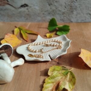 Coupelle à bijoux "ginkgo écru". Céramique artisanale en forme de feuille de ginkgo, écrue. Motif de nervures gravées