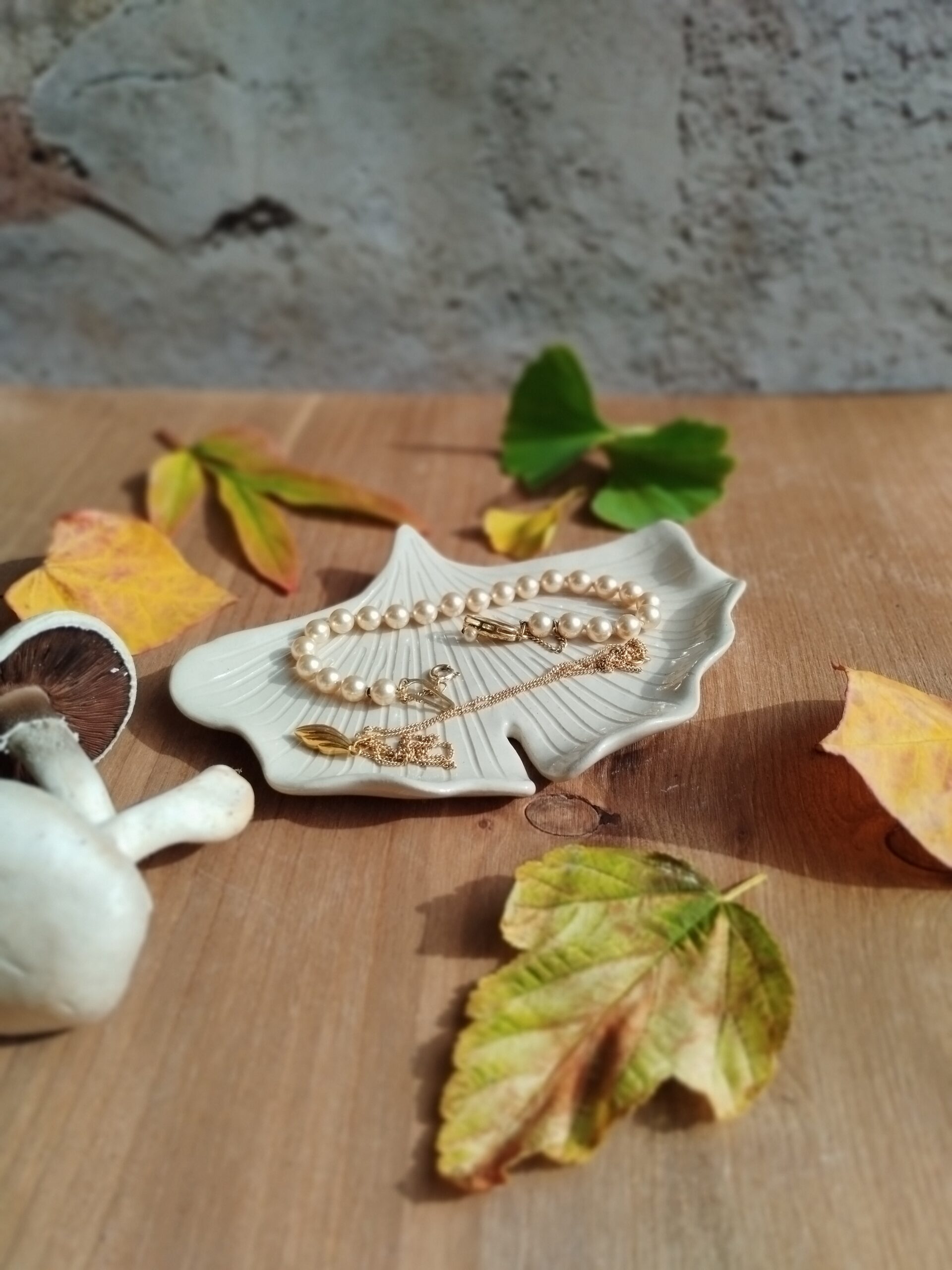 Coupelle à bijoux "ginkgo écru". Céramique artisanale en forme de feuille de ginkgo, écrue. Motif de nervures gravées