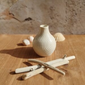 Mini vase en céramique artisanale écru. Motif de lignes gravées rappelant les mouvements de l'eau