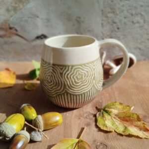 Mug en céramique artisanale. Fond en dégradé de vert à brun. Motifs gravés arbres