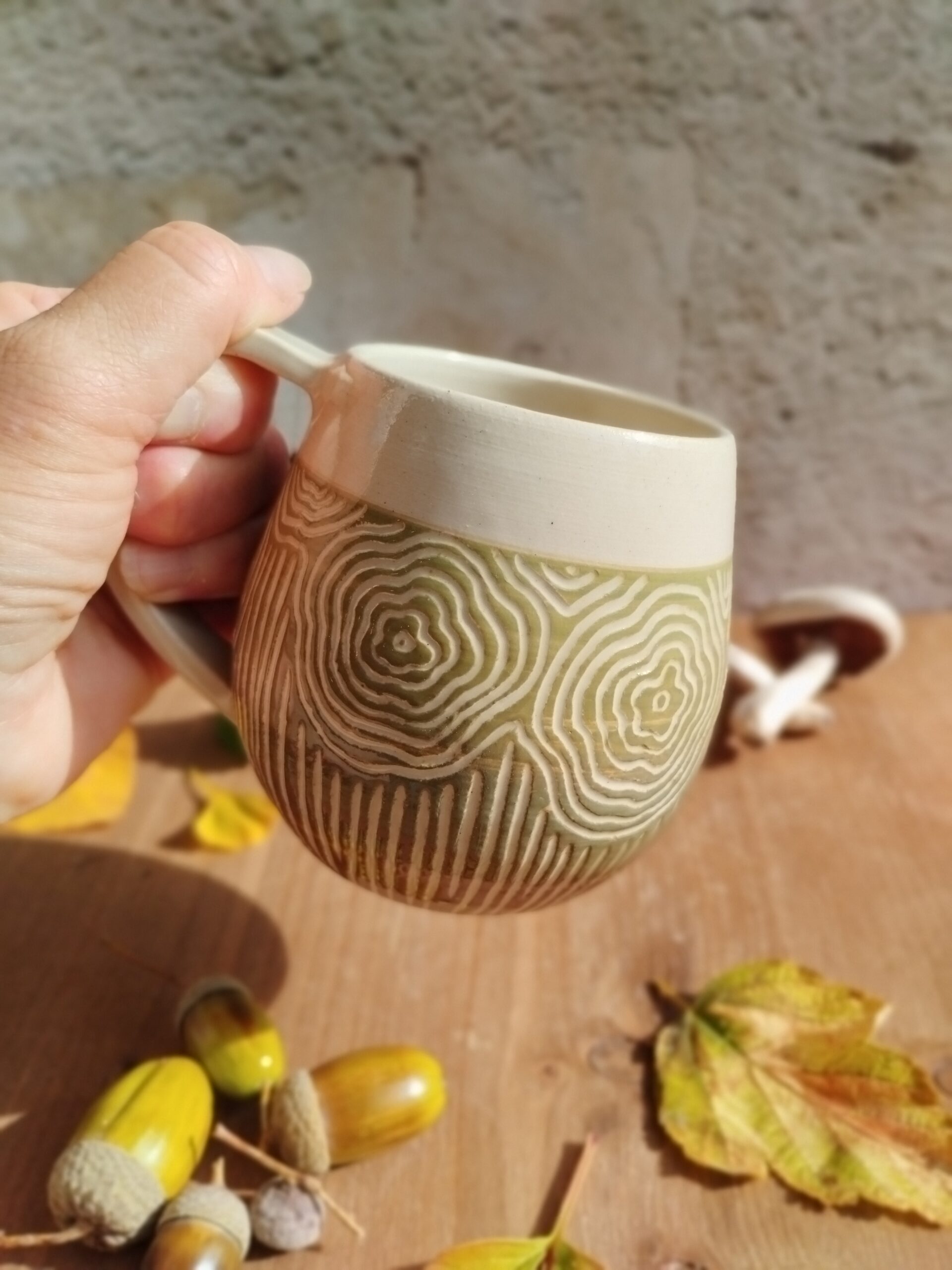 Mug en céramique artisanale. Fond en dégradé de vert. Motif gravé arbres