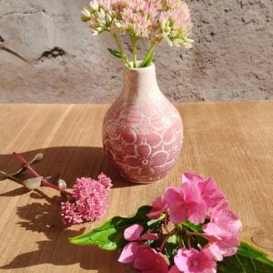 Mini vase en céramique artisanale. Fond en dégradé de roses. Motifs de fleurs d'hortensia gravés