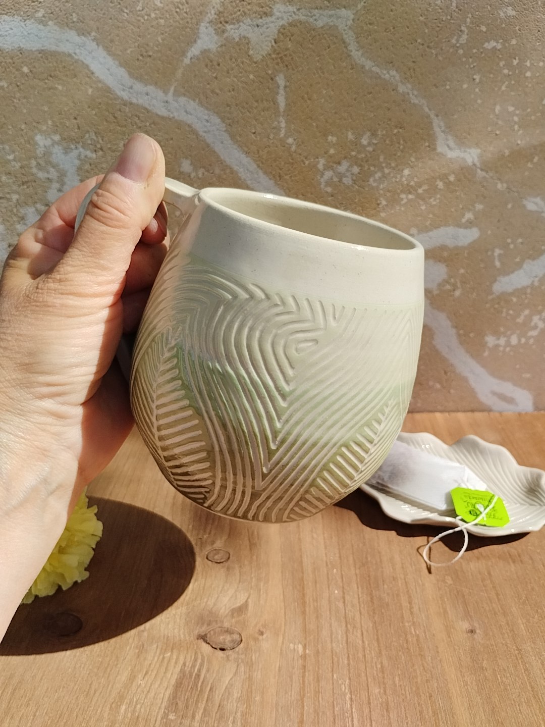 Grand mug en céramique artisanale. Fond en dégradé de vert. Motif de feuillage gravé