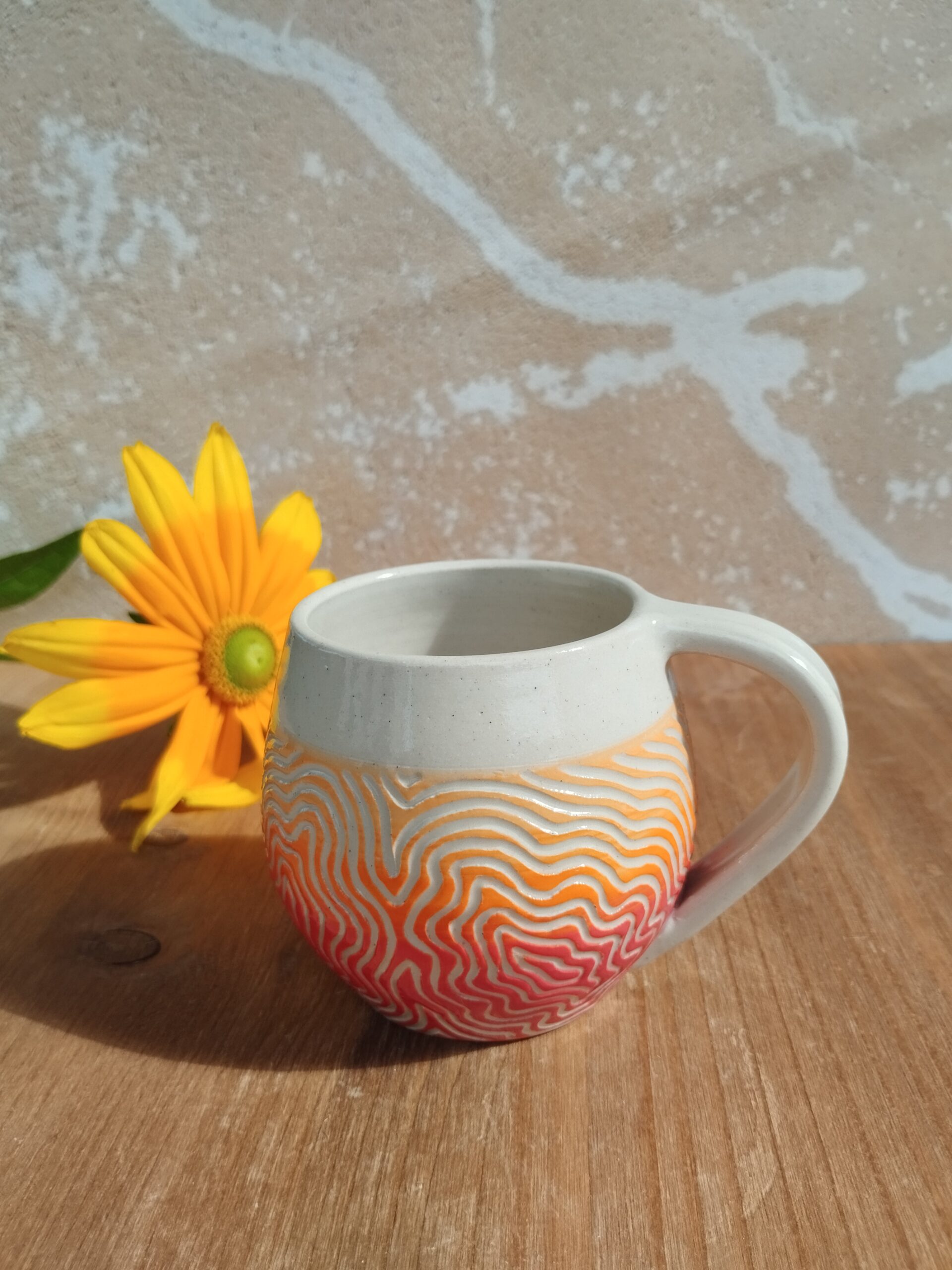 Tasse en céramique artisanale. Fond coloré en dégradé de rouge orange. Motif gravé feuille de chêne