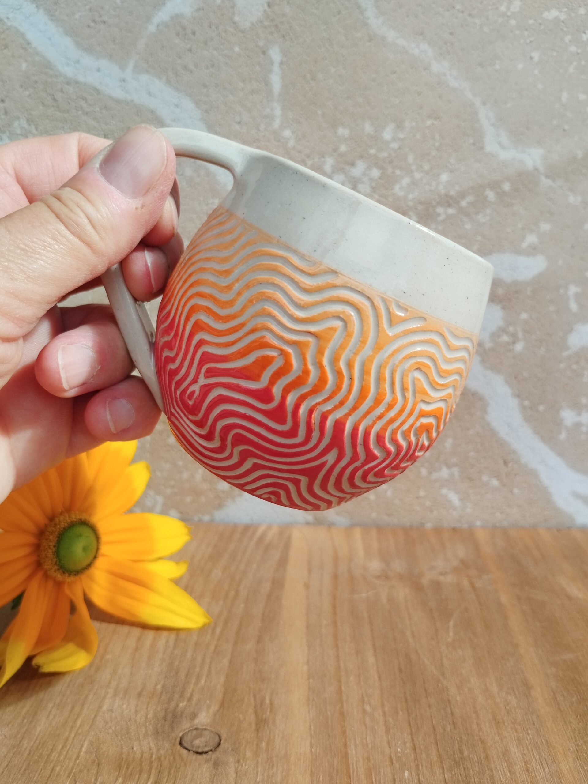 Tasse en céramique artisanale. Fond coloré en dégradé de rouge orange. Motif gravé feuille de chêne