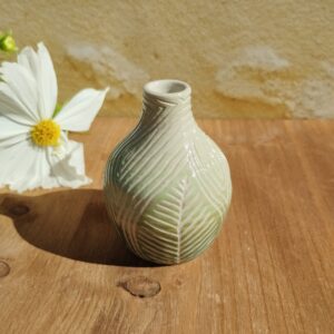 Mini vase en céramique artisanale. Fond en dégradé de vert. Motif de feuillage gravé