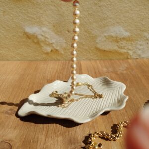 Coupelle à bijoux en céramique artisanale. En forme de feuille de chêne écrue. Motif de nervures gravées.