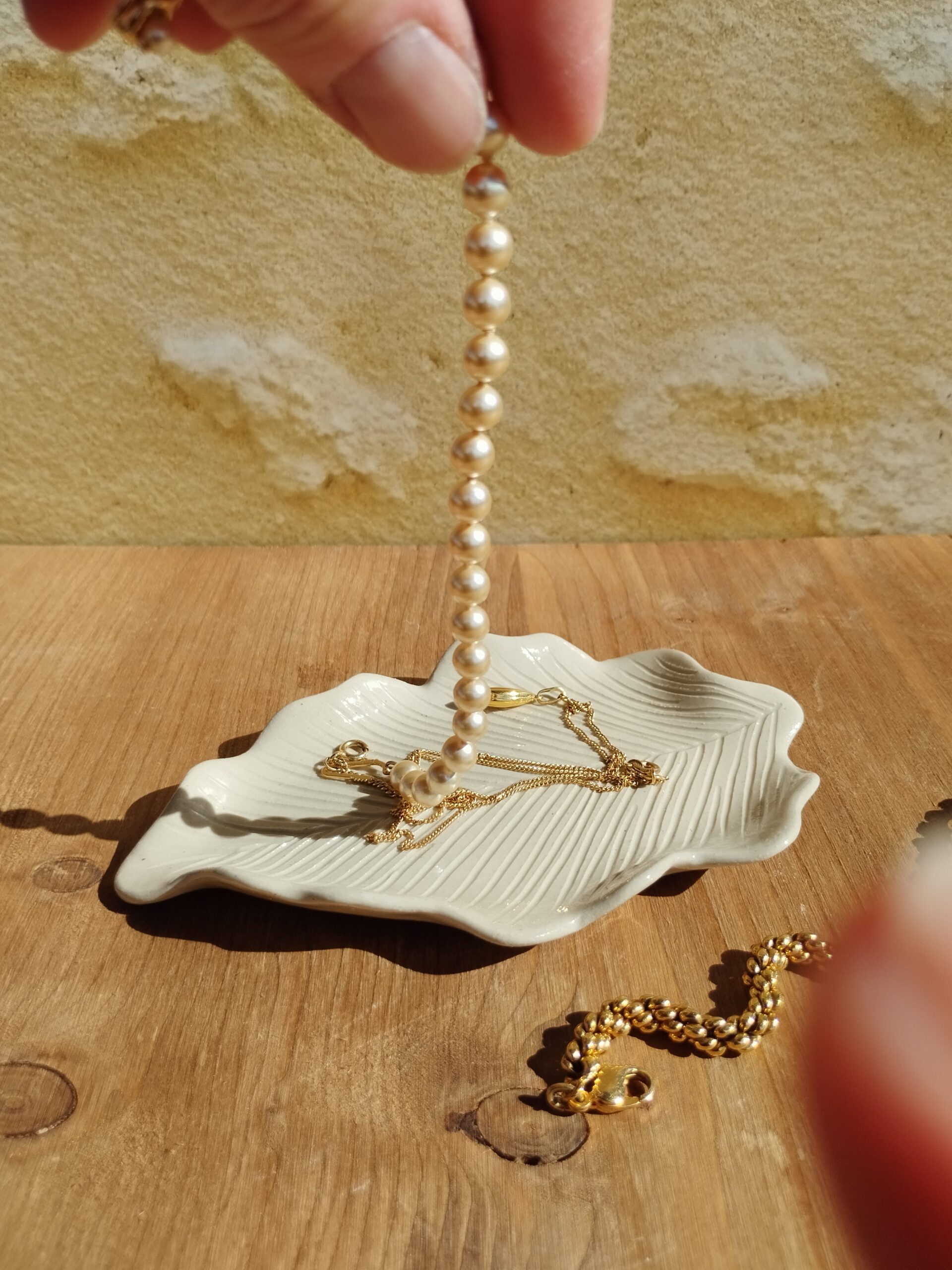 Coupelle à bijoux en céramique artisanale. En forme de feuille de chêne écrue. Motif de nervures gravées.