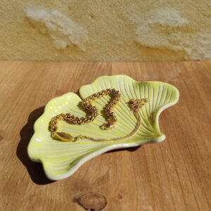Coupelle à bijoux en céramique artisanale. Fond coloré en dégradé de jaune vif et vert clair. Motif de nervures gravées.