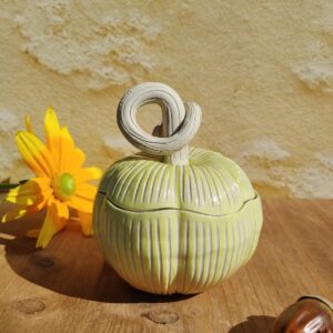 Boite en céramique artisanale en forme de citrouille jaune. Motif de lignes gravées verticales
