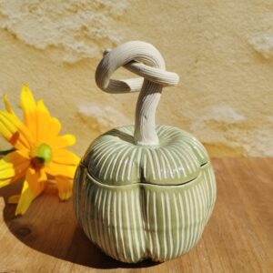 Boite en céramique artisanale en forme de citrouille verte. Motif de lignes gravées verticales