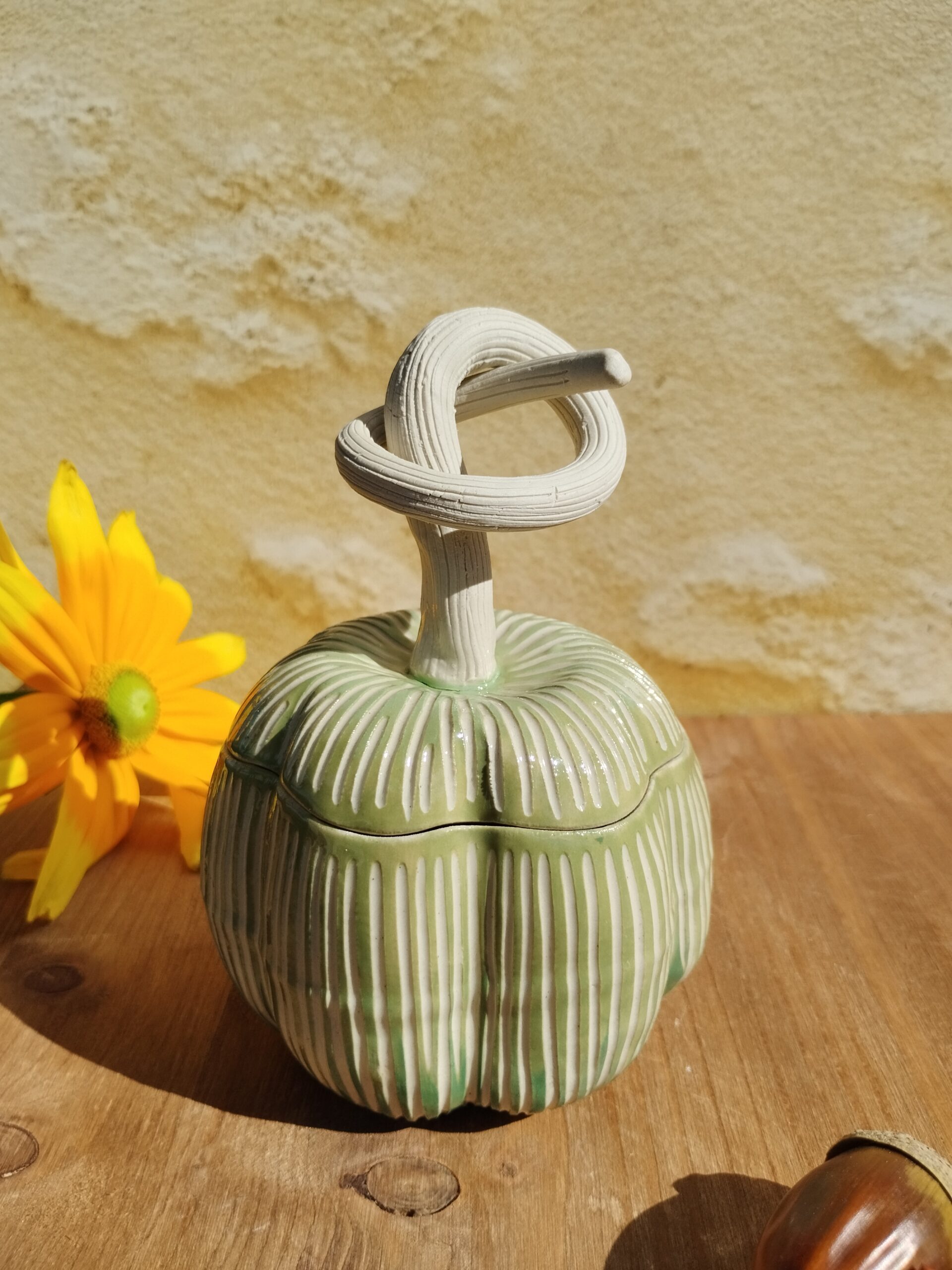 Boite en céramique artisanale en forme de citrouille verte. Motif de lignes gravées verticales