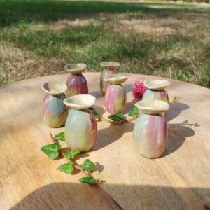 petit pavot en céramique artisanale. Dégradé de vert, pourpre, gris.