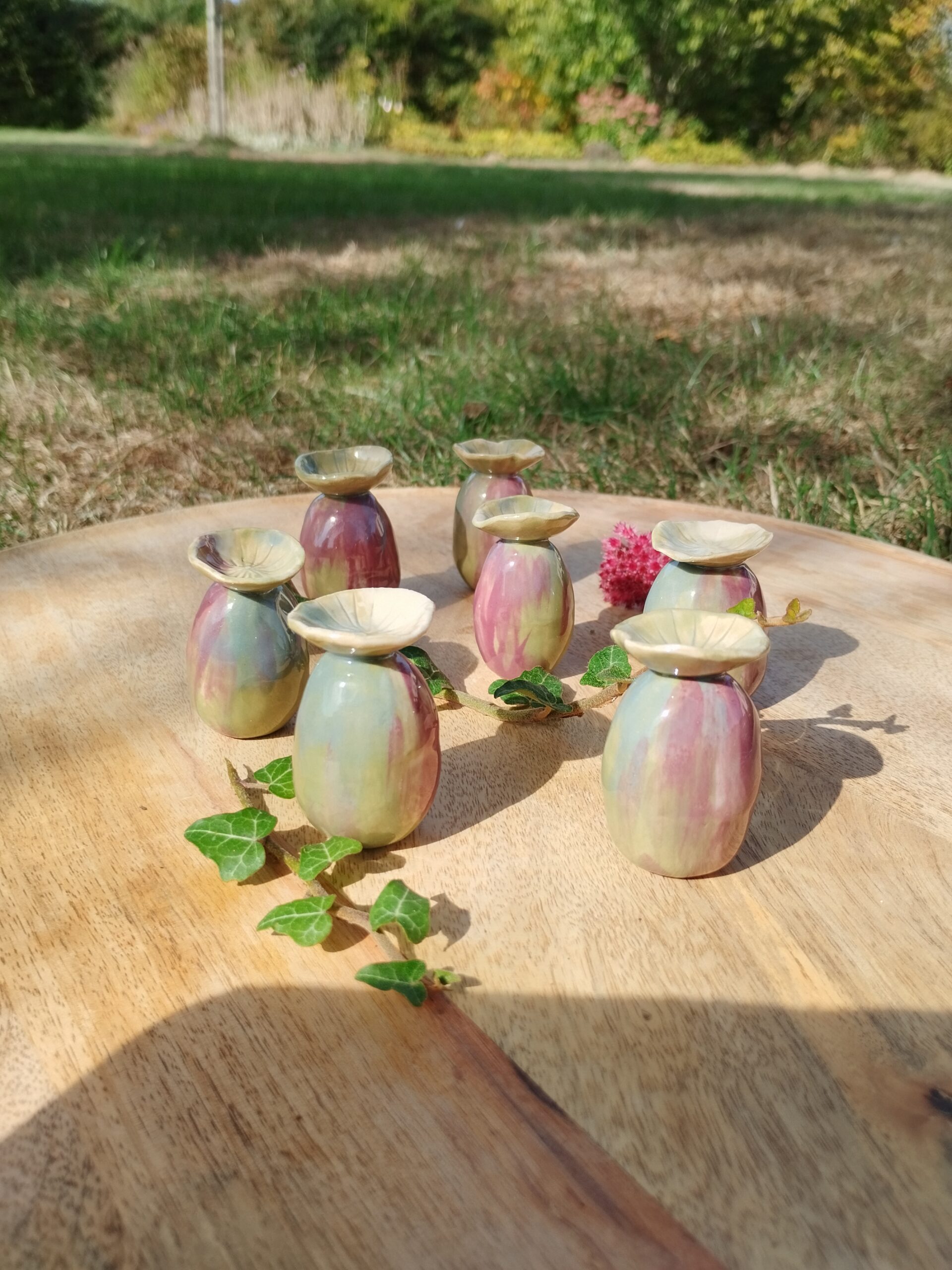 petit pavot en céramique artisanale. Dégradé de vert, pourpre, gris.