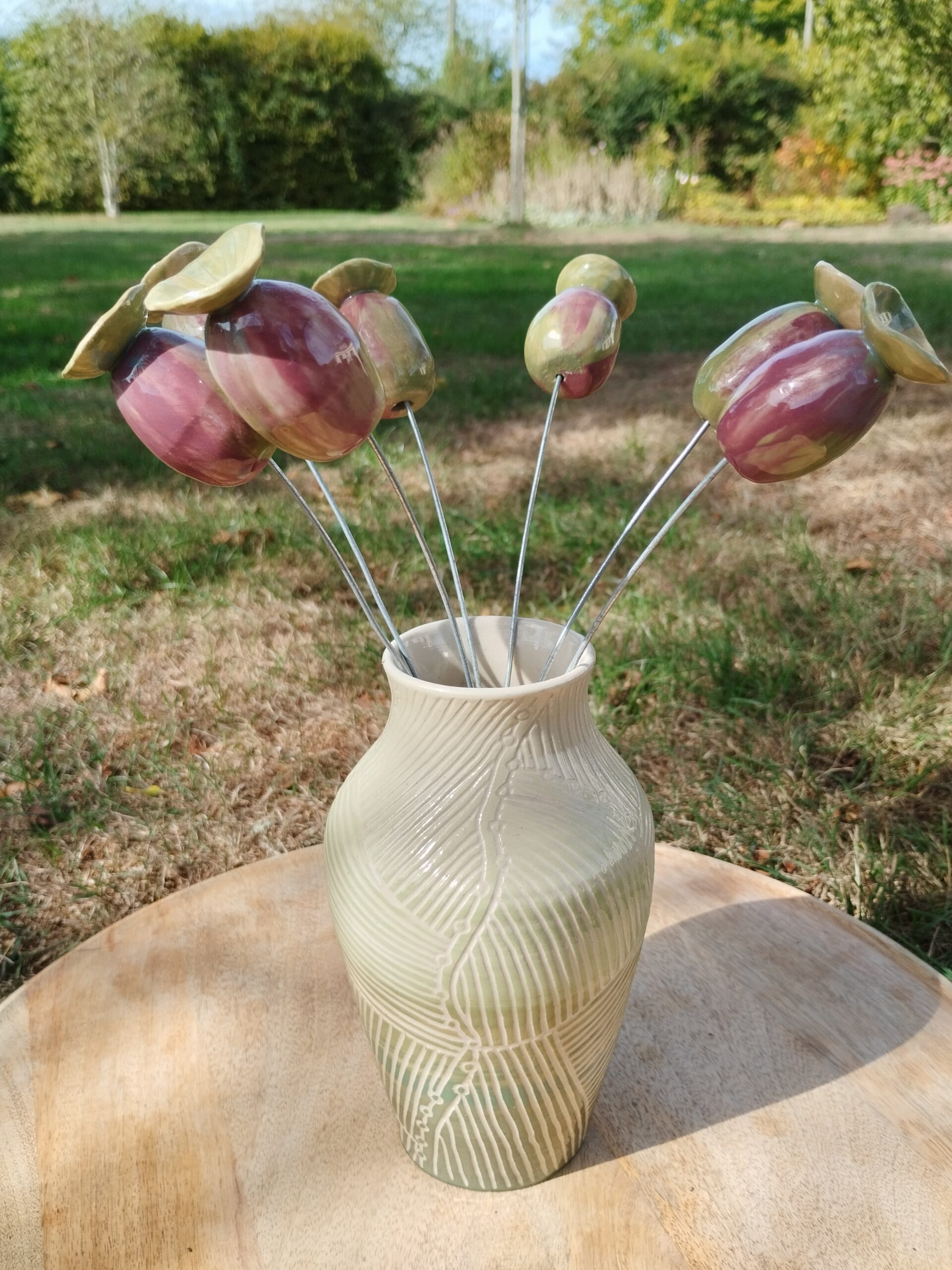 petit pavot en céramique artisanale. Dégradé de vert, pourpre, gris.
