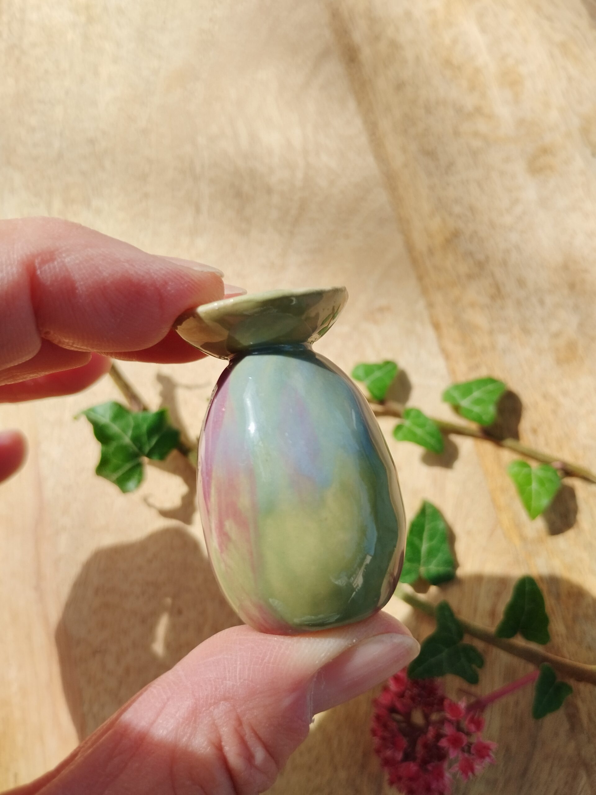 petit pavot en céramique artisanale. Dégradé de vert, pourpre, gris.