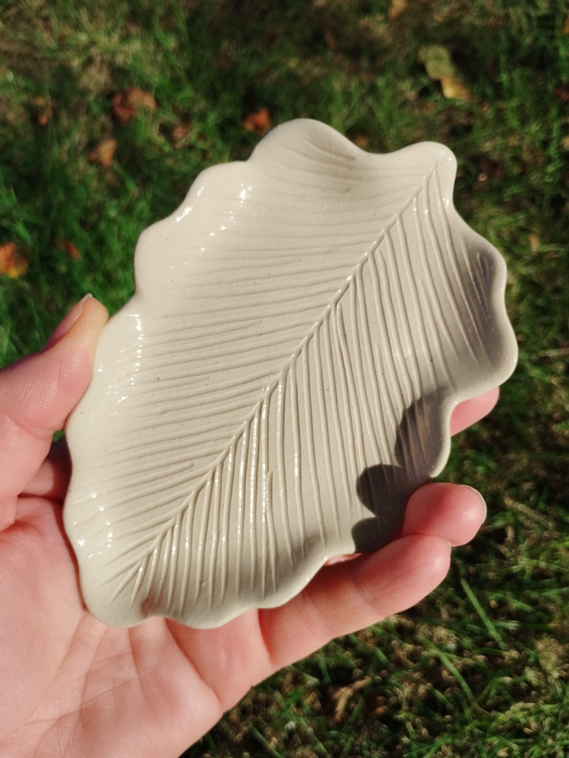Coupelle à bijoux en céramique artisanale. En forme de feuille de chêne écrue. Motif de nervures gravées.